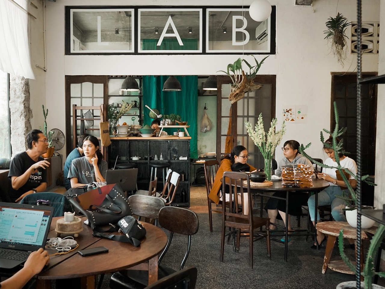 如何让游戏玩家体验到不同的游戏乐趣，而不是依赖于技术支持辅助？